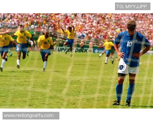 足球明星遗憾错失冠军荣耀瞬间壁纸分享与回顾